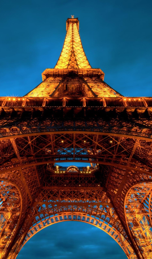 Эйфелева башня, фотография снизу
