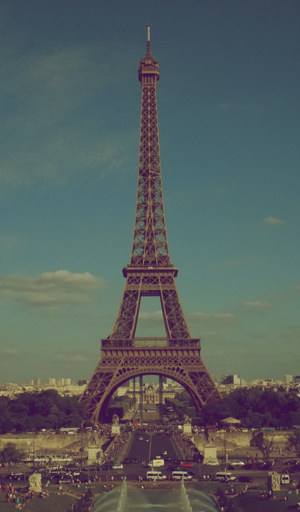 Эйфелева башня и городская суета