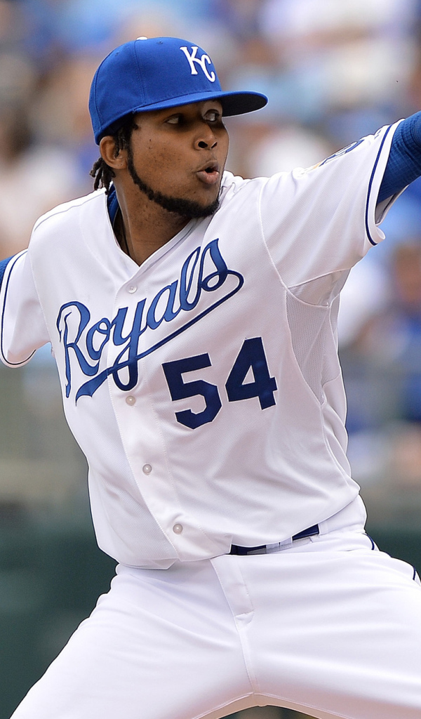 Эрвин Сантана бросает бейсбольный мяч