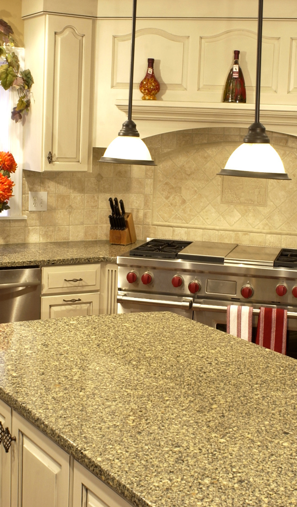 Кран на столе в кухне