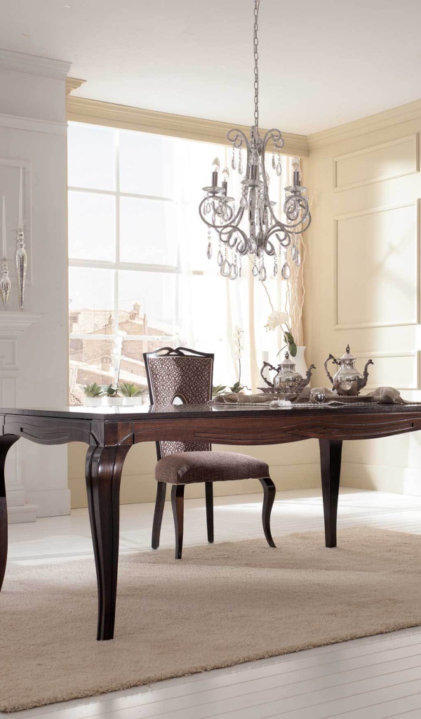 Камин в столовой