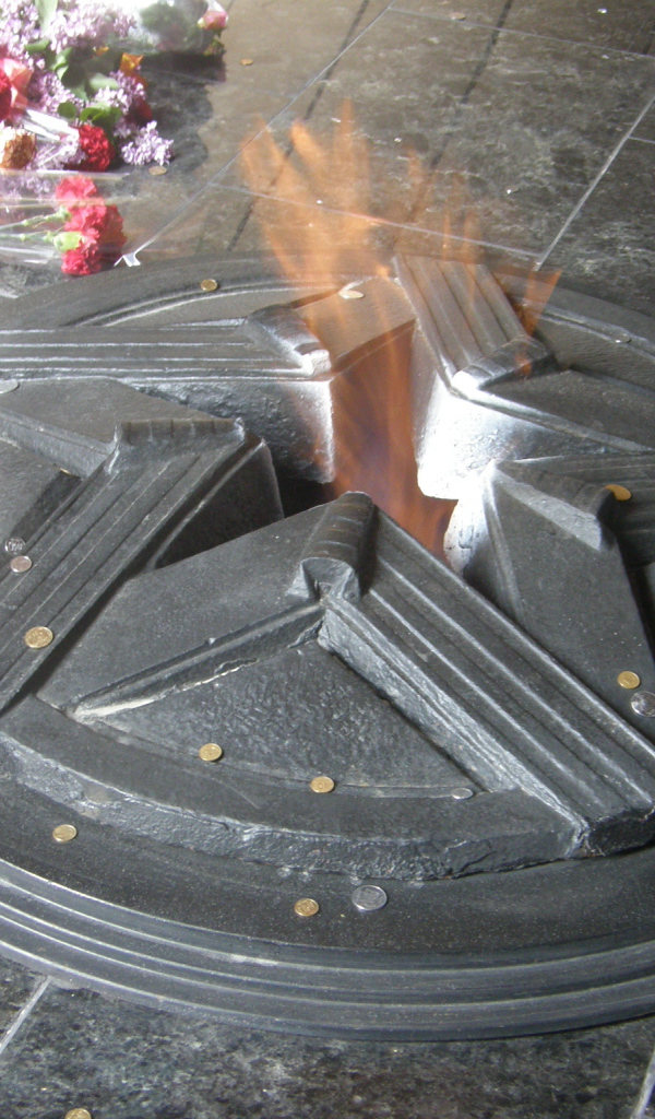 Пламя вечного огня в День Победы 9 мая