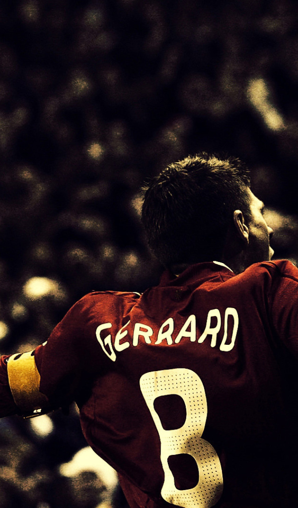 Футболист празднует гол