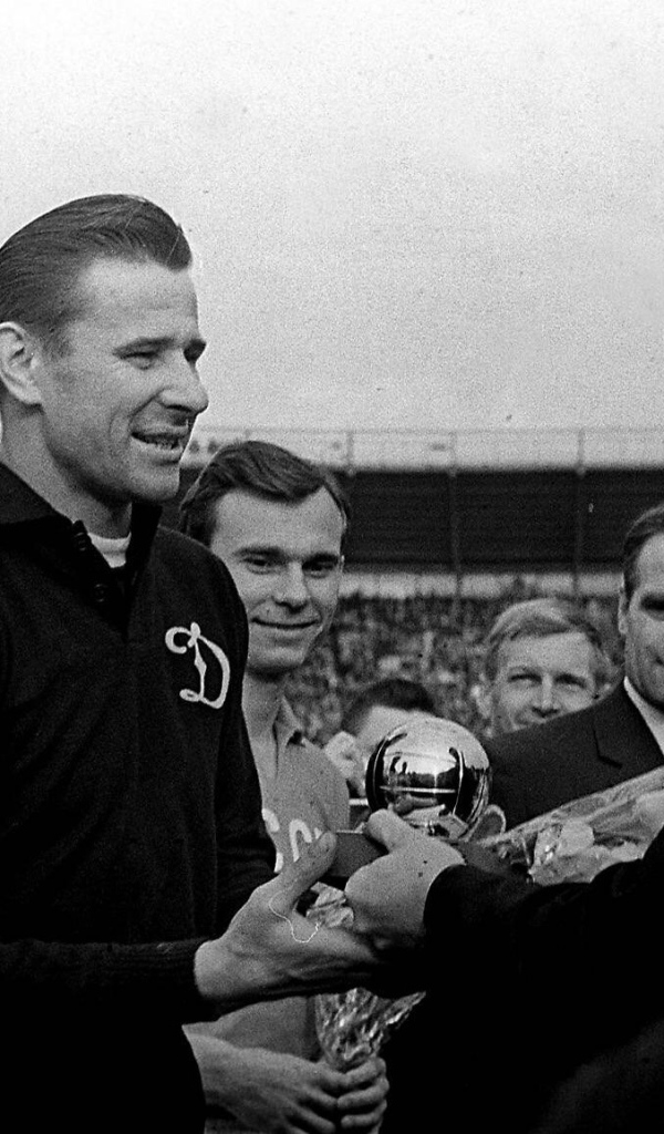 Футболист Лев Яшин получает награду