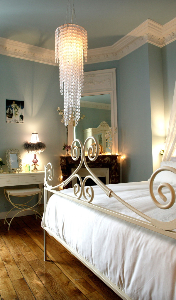 Кровать с балдахином в спальне
