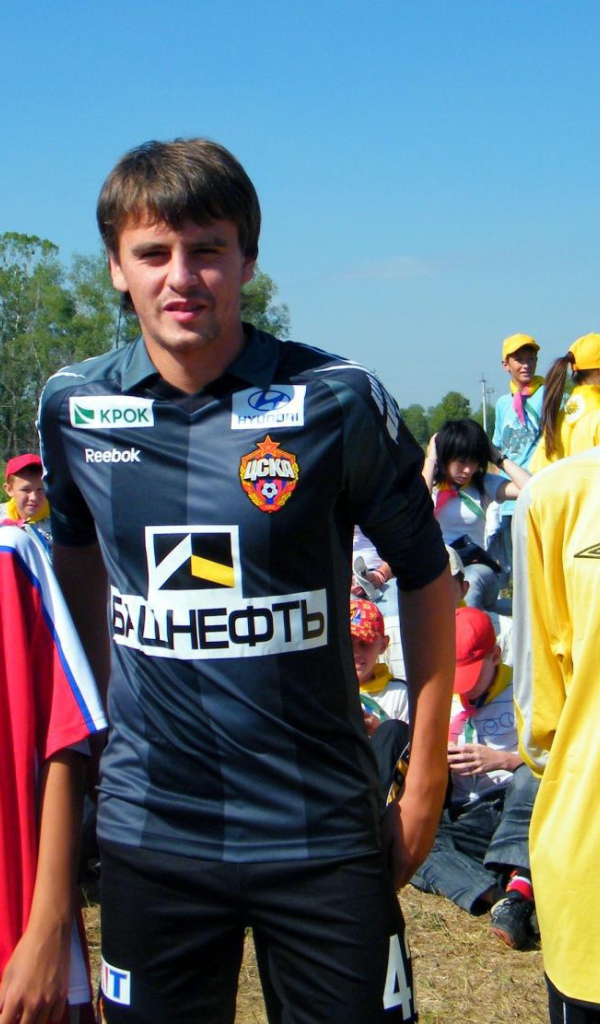 Георгий Щенников защитник ЦСКА с болельщиками