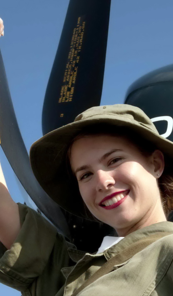 Девушка около самолета