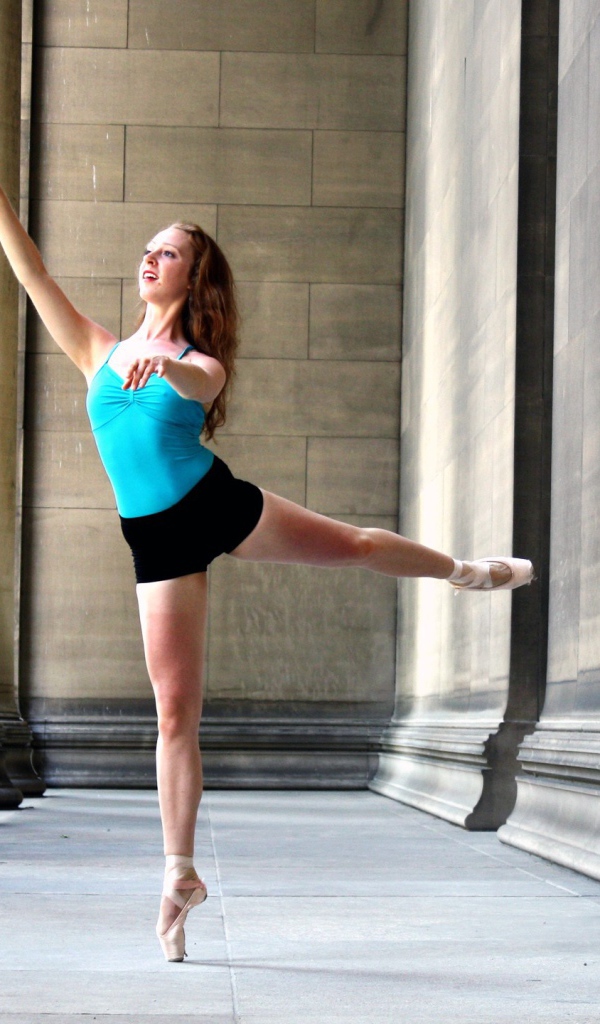 Девушка балерина среди колонн