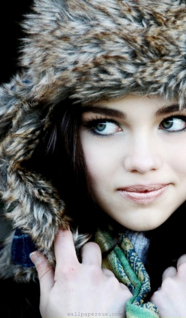 Девушка в меховой шапке