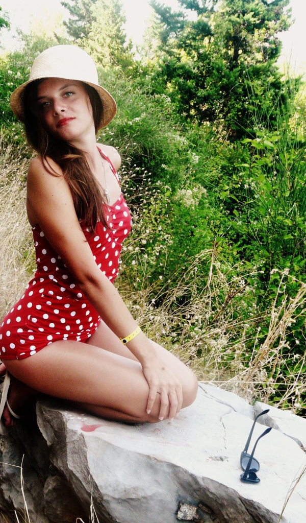 Девушка в красном купальнике