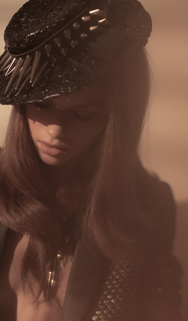 Девушка в чёрной шляпе