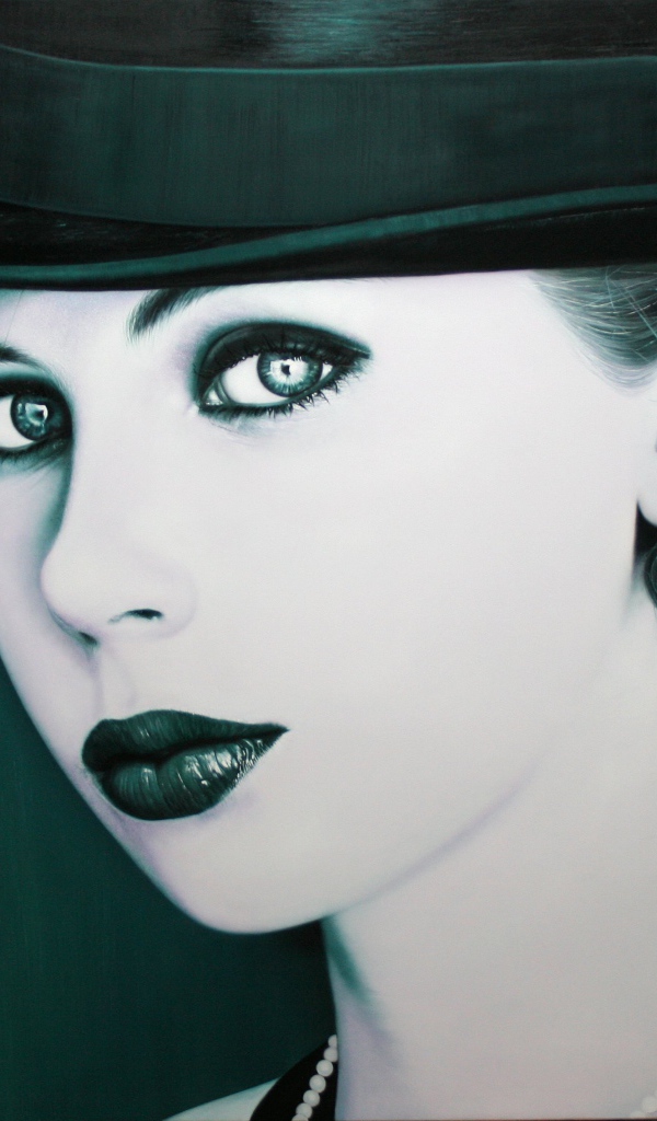 Девушка в чёрной шляпе и с чёрной помадой