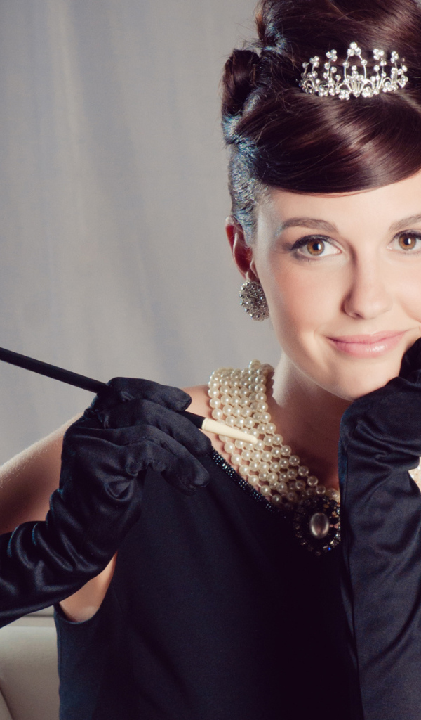 Девушка в чёрном наряде