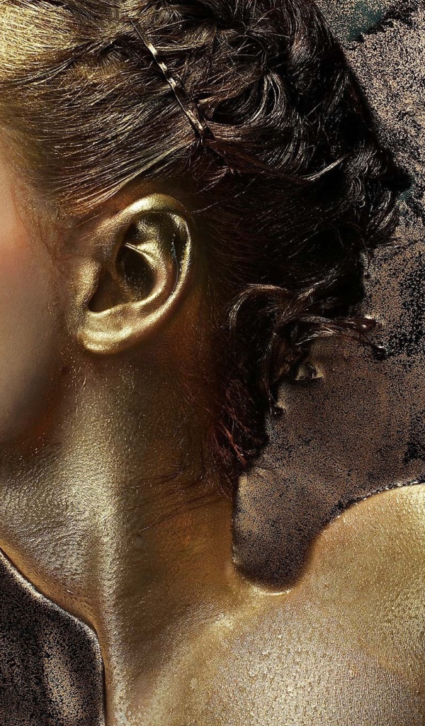 Девушка в золотой пыльце