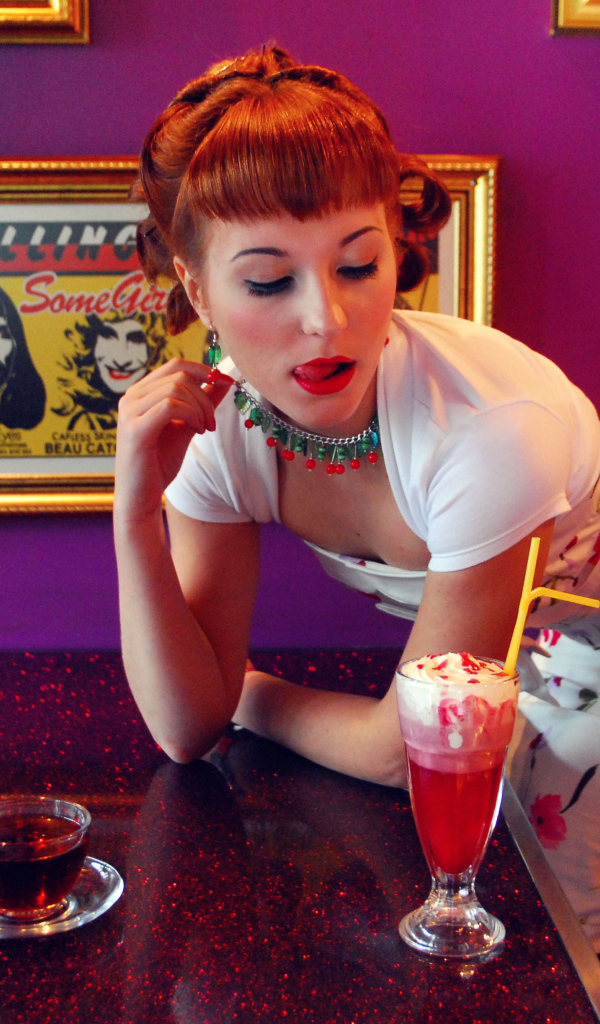 Девушка в кафе