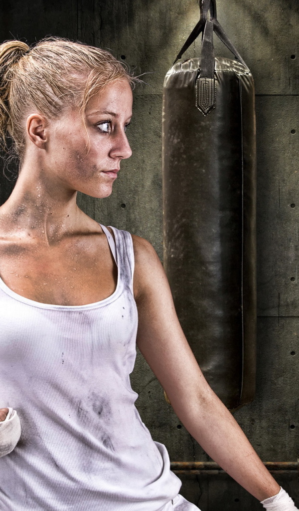 Девушка на тренировке