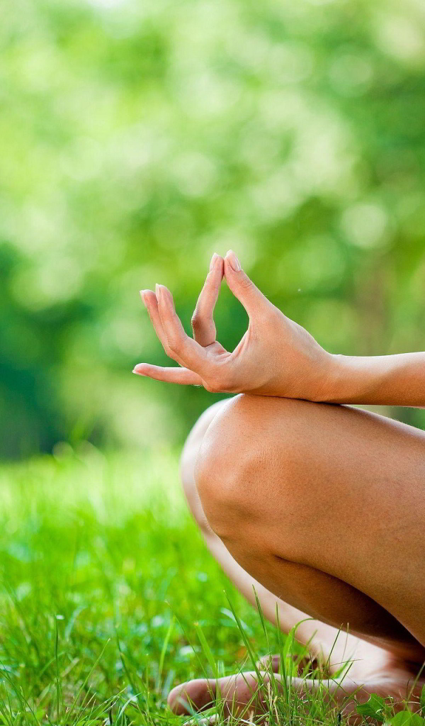 Девушка медитирует