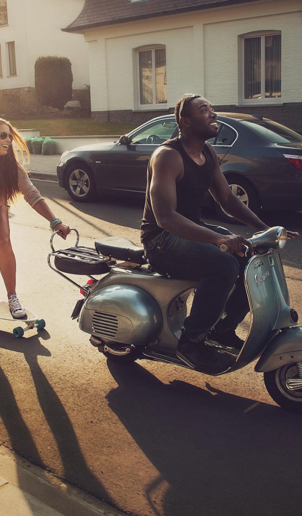 Девушка едет на скейтборде