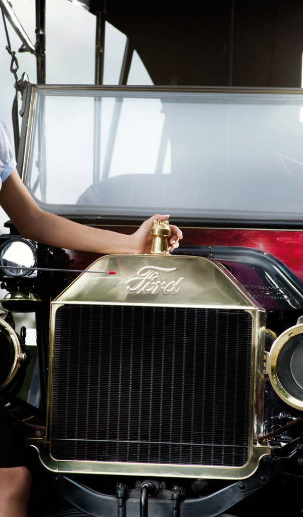 Девушка возле автомобиля Ford