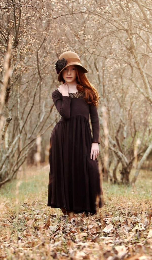 Девушка на осенней листве