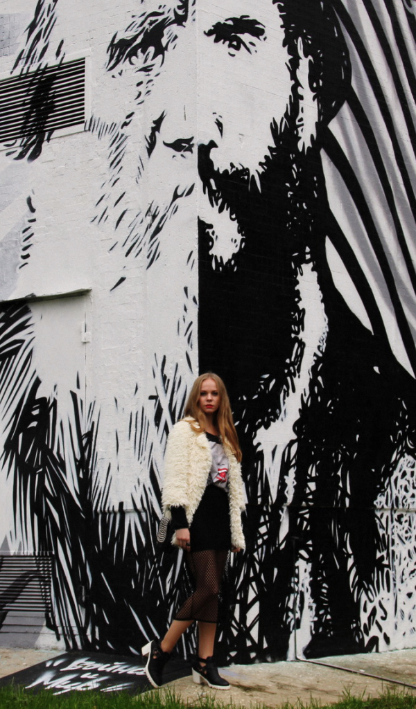 Девушка на фоне граффити