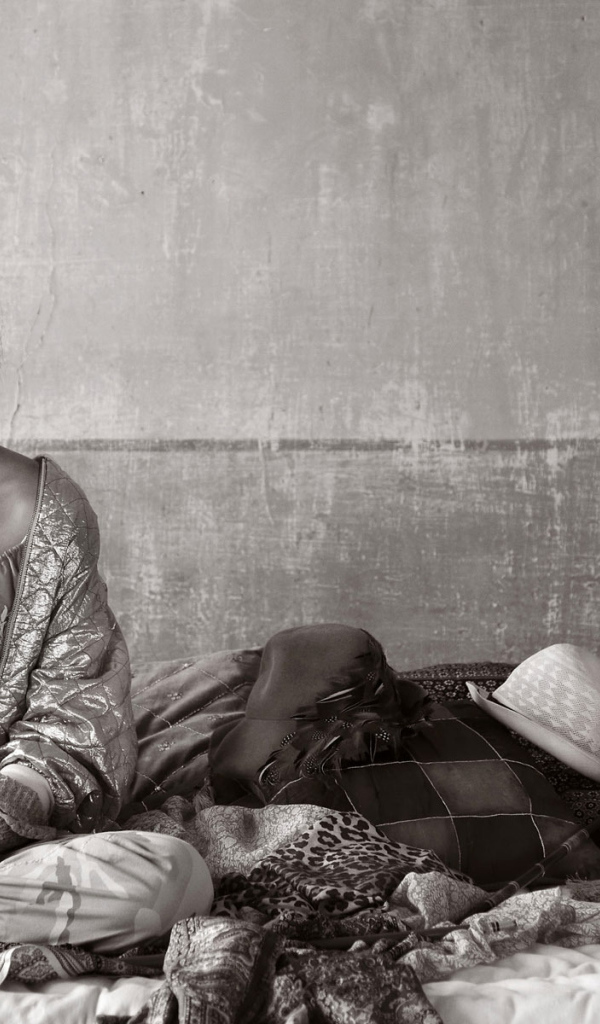 Девушка на кровати, ретро