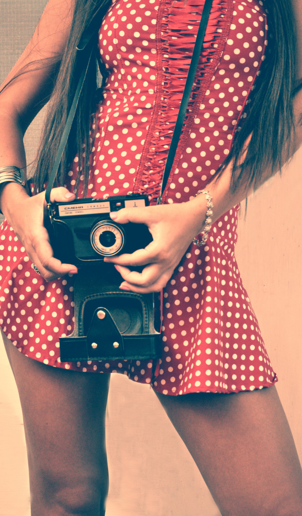 Девушка фотографирует себя