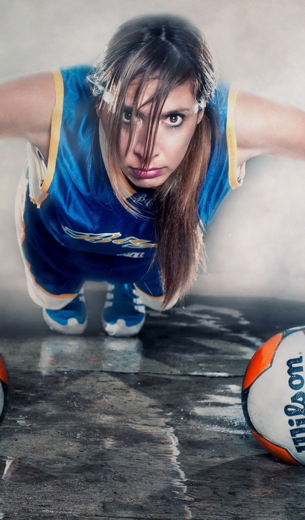 Девушка тренируется с мячами