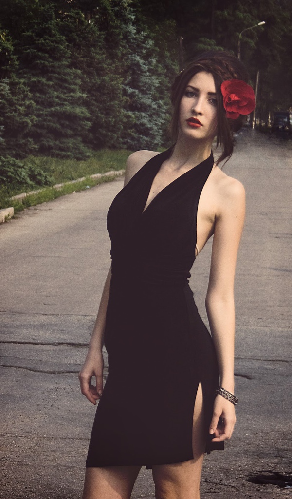 Девушка с цветком в волосах