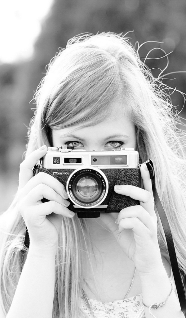 Девушка с фотоаппаратом, чёрно-белое фото