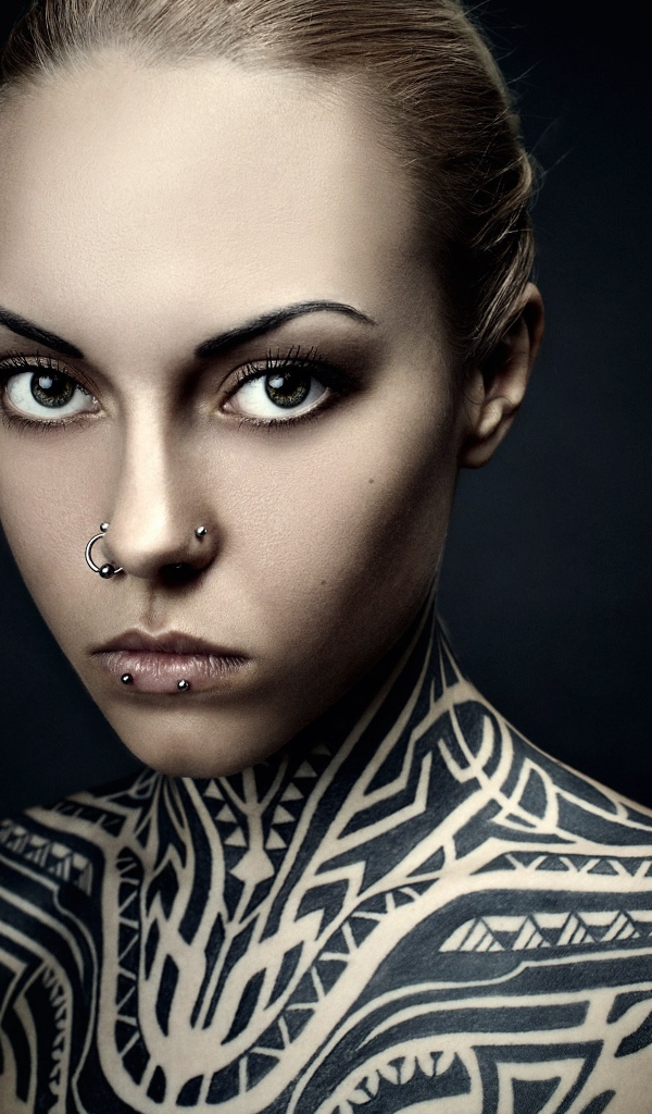 Девушка с пирсингом и татуировкой