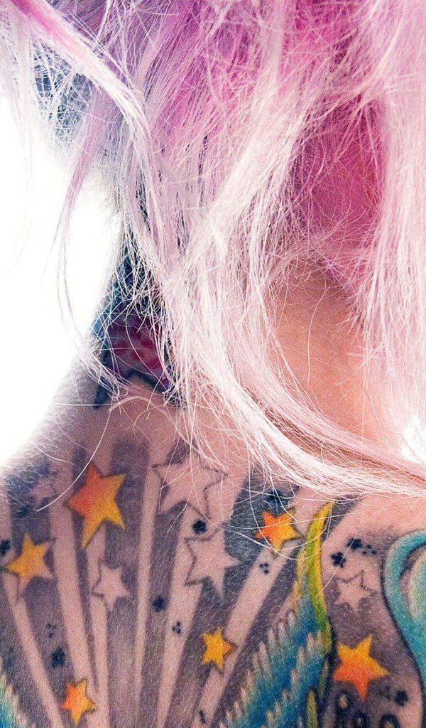 Девушка с розовыми волосами и татуировкой на спине