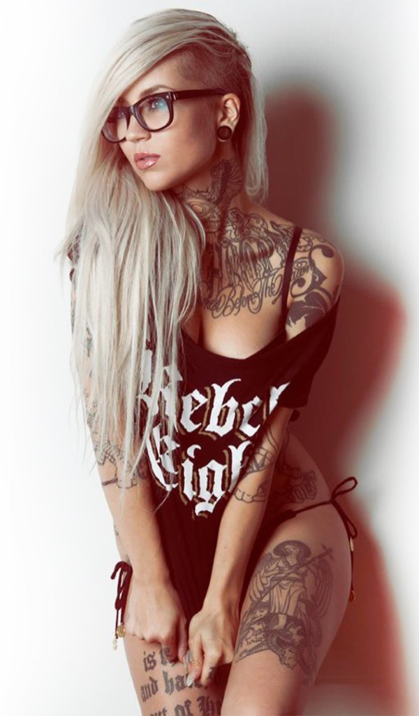 Девушка с тату