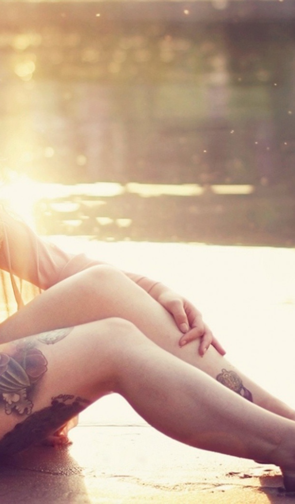 Девушка с татуировкой на ноге