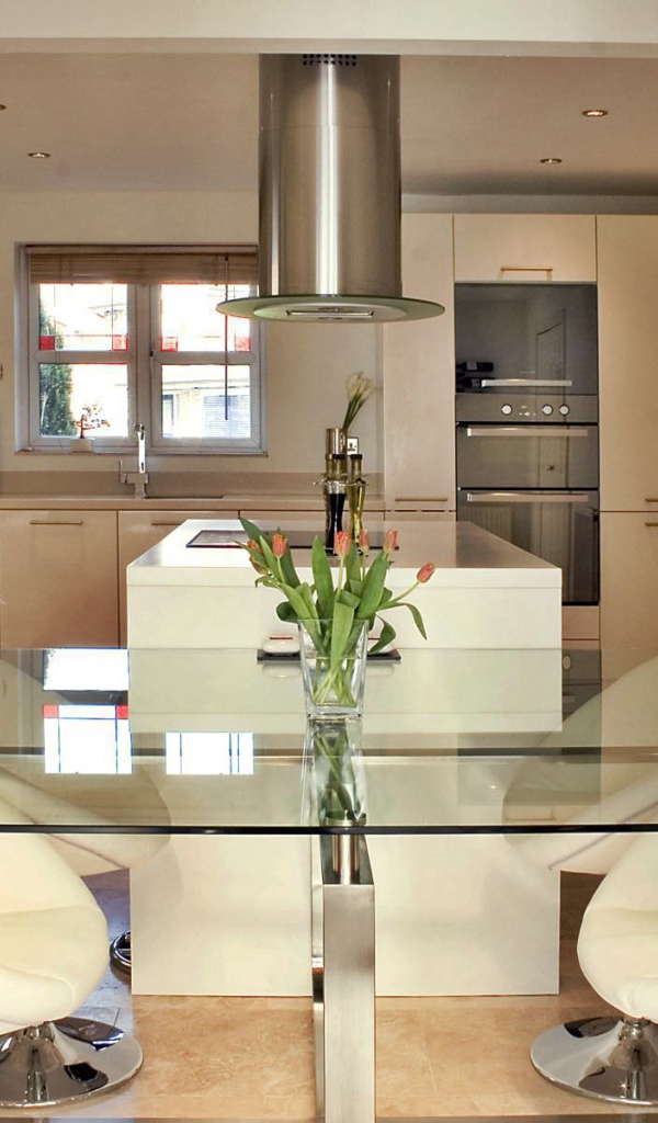 Стеклянный стол в столовой