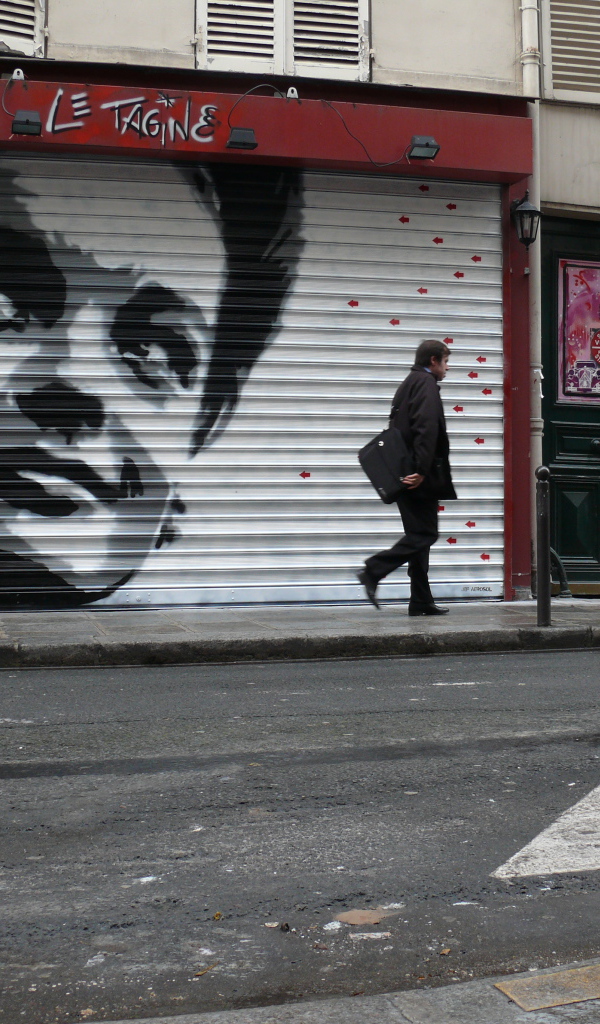 Граффити с улыбающимся человеком