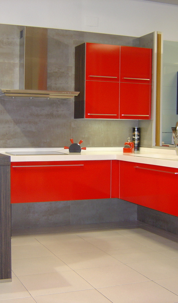 Серый и красный цвет на кухне