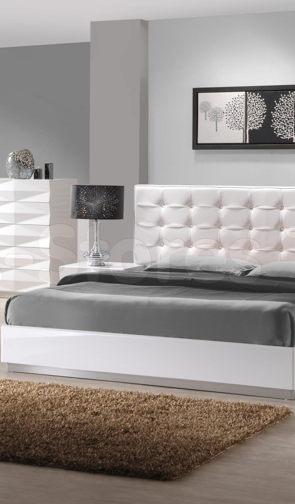 Серая кровать в спальне