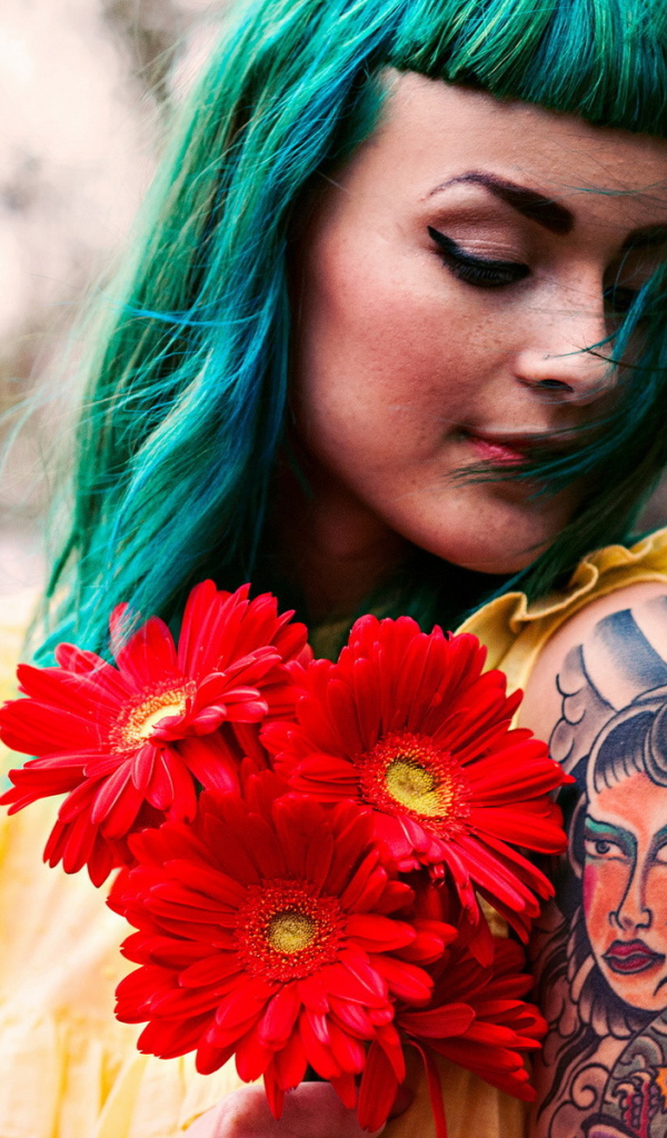 Зеленоволосая девушка с тату