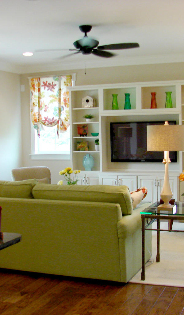 Зеленый диван в гостиной