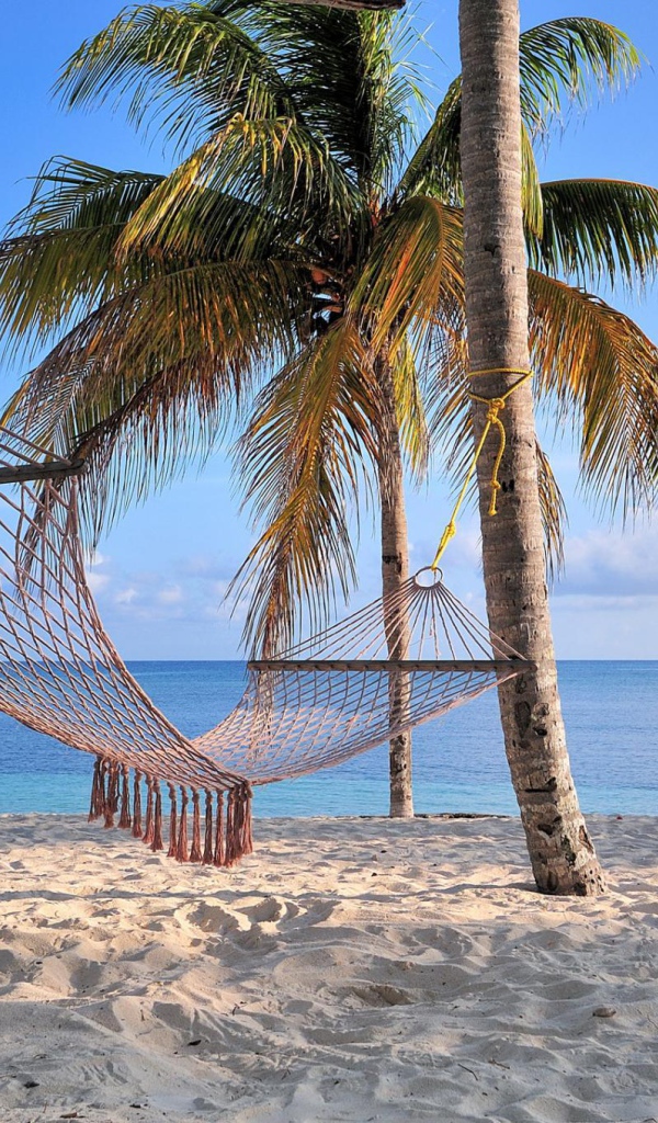 Гамак на пляже на курорте Гуардалавака, Куба