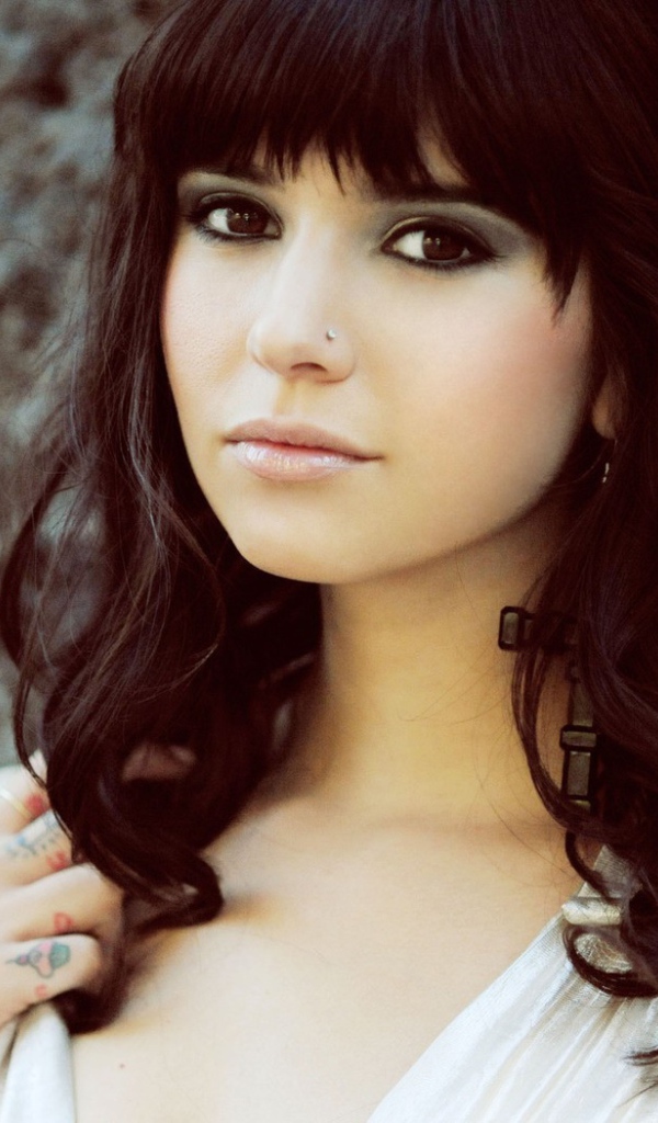 Ханна с тату на пальцах