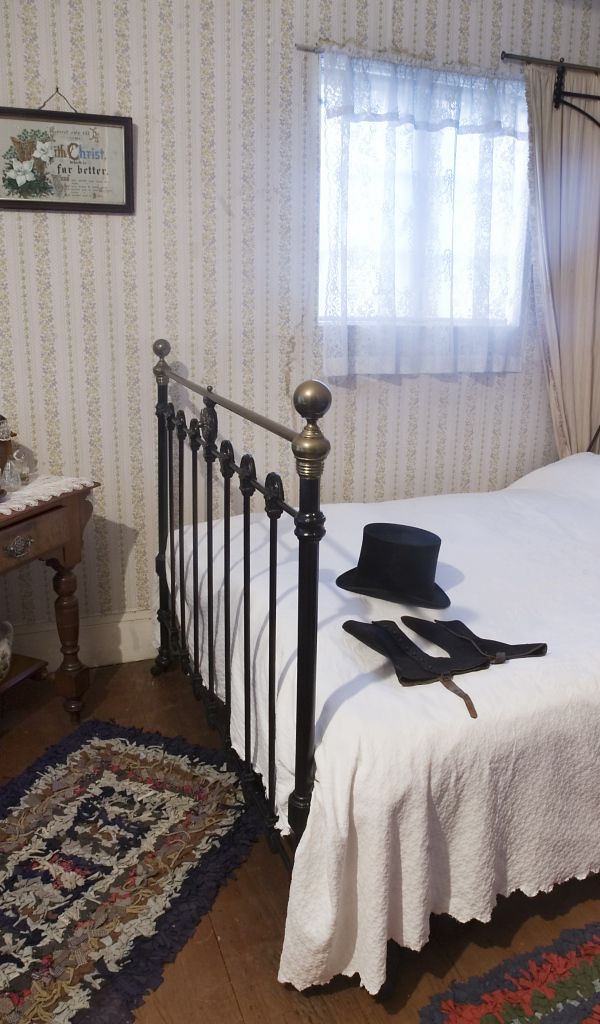 Шляпа на кровати в спальне