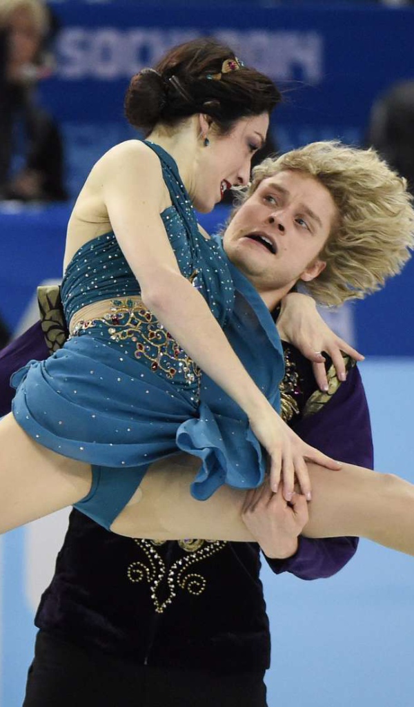 Обладатели золотой и серебряной медали американские фигуристы Чарли Уайт и Мэрил Дэвис на олимпиаде в Сочи