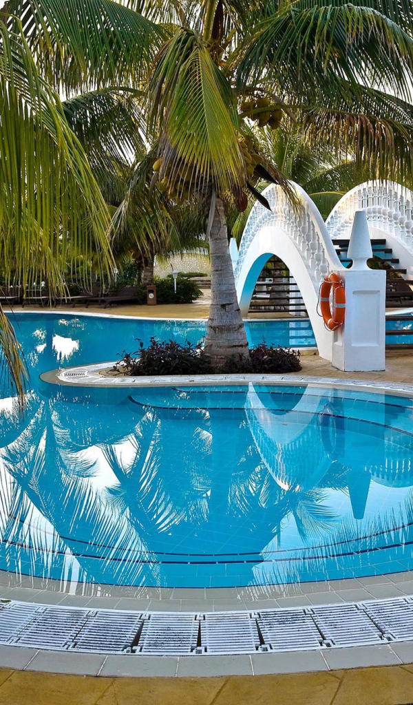 Бассейн в отеле на курорте Кайо Энсеначос, Куба