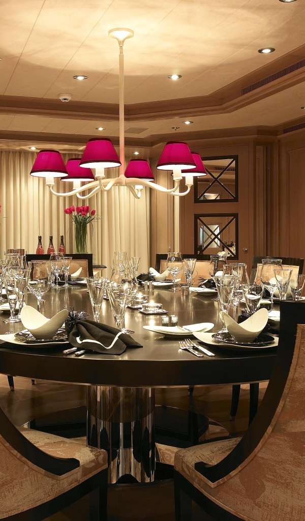 В столовой все готово для приема гостей