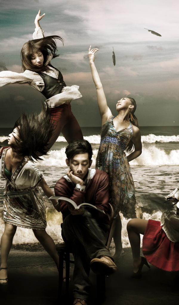 Японские балерины на фоне моря