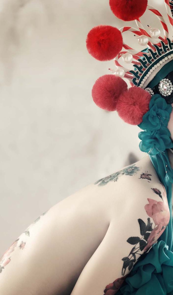 Японская девушка с татуировками