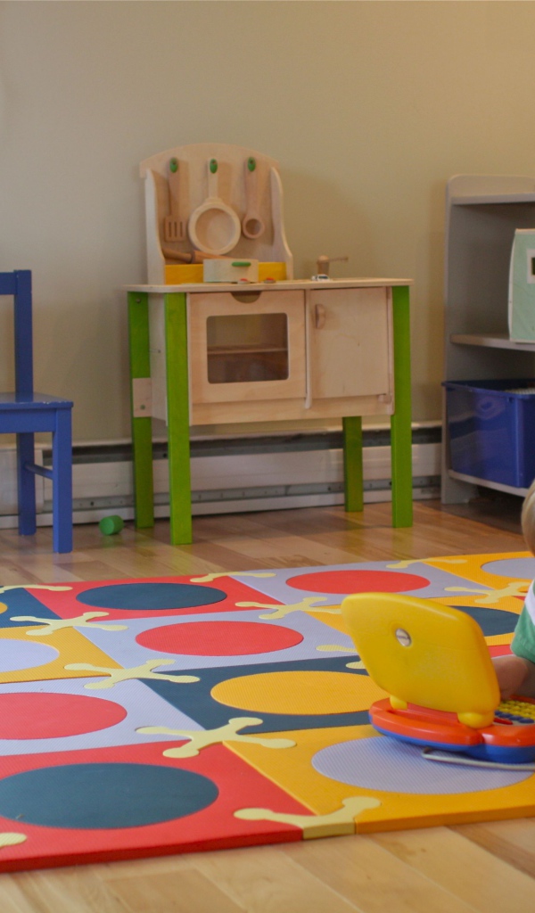 Малыш играет в детской комнате