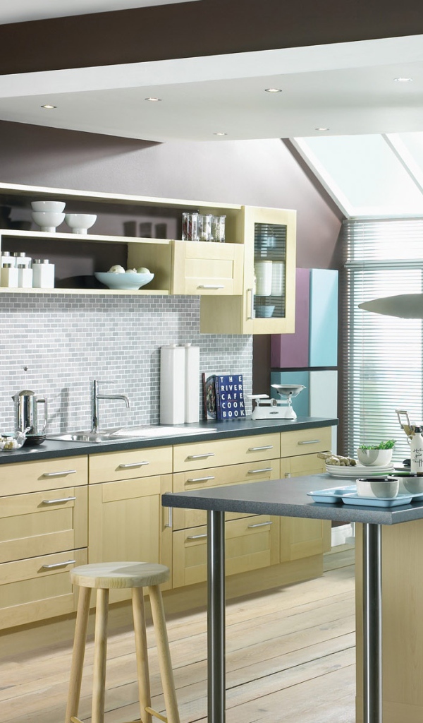 Кухня с большими окнами